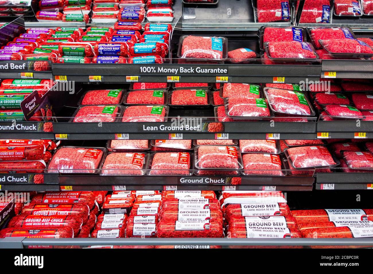 Volle Regale bei Walmart, Supermarkt, in Schrumpffolie verpacktes Hackfleisch, verschiedene Arten, Nevada, USA Stockfoto