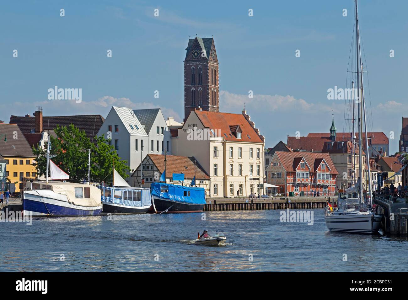 Hafen und Turm der Marienkirche, Wismar, Mecklenburg-Vorpommern, Deutschland Stockfoto