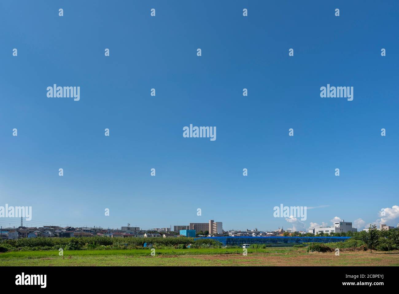 Sonniger Tag, Isehara Stadt, Kanagawa Präfektur, Japan. Wolkendecke 1. Stockfoto