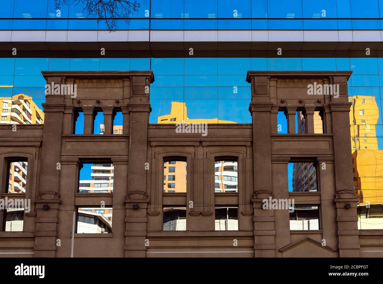 Klassische Fassadenarchitektur gemischt mit modernem Glas in Santiago de Chile bei Sonnenaufgang, Chile. Stockfoto