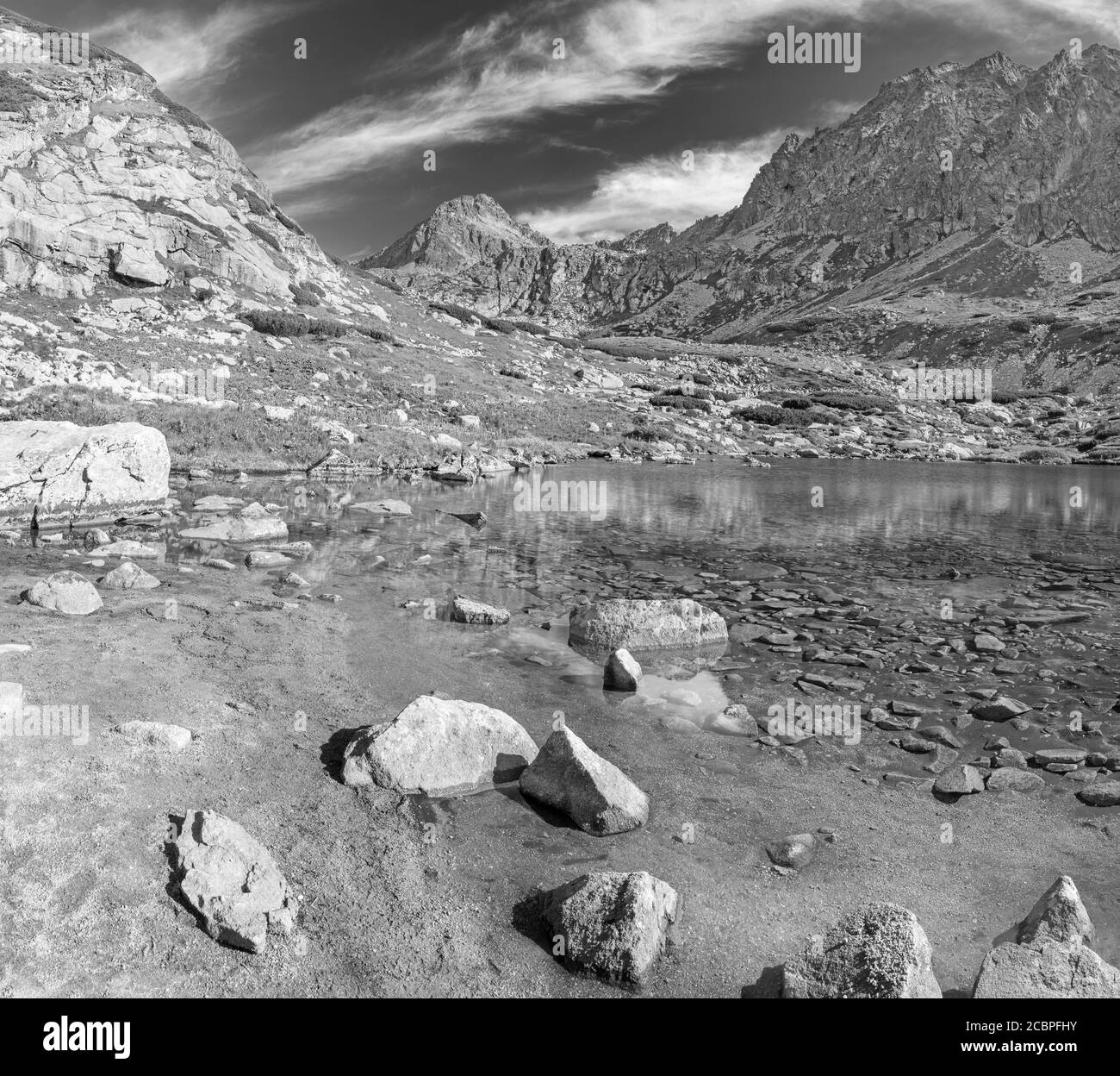 Hohe Tatra - Slowakei - der Blick auf den Pleso nad Skodom See in Mlynicka dolina und Gipfel Predna Bašta, Satan und Strbsky Stit. Stockfoto