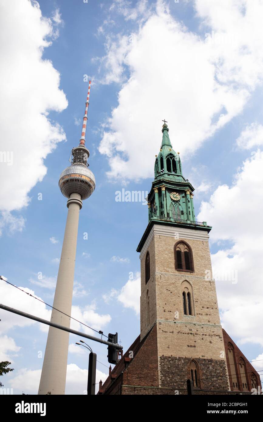 Die Türme des Berliner Fernsehturms und der Marienkirche stehen im Kontrast zum historischen und modernen Berlin. Stockfoto