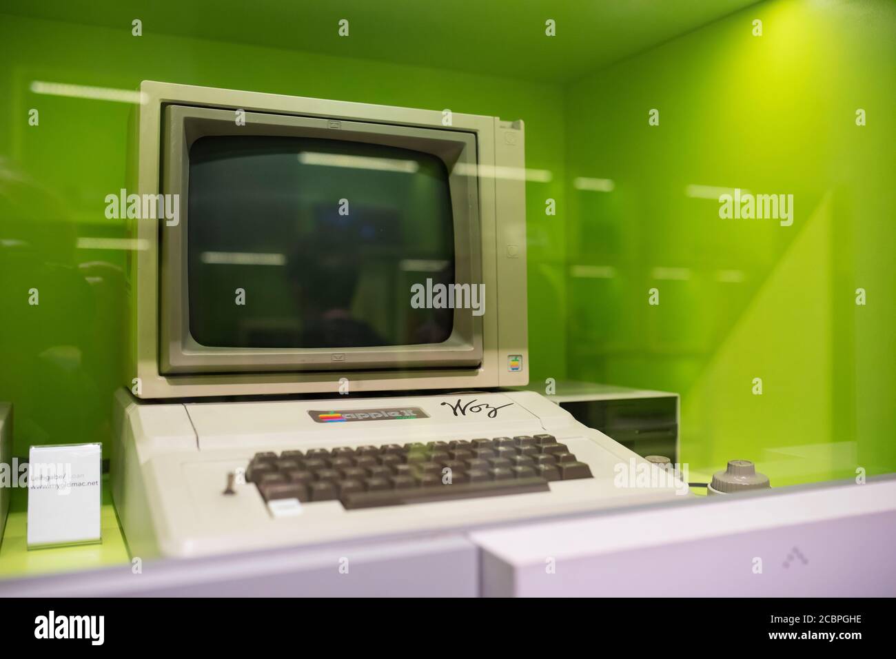 Ein Original Apple II Computer, signiert von Steve Wozniak im Computerspiele Museum in Berlin. Stockfoto