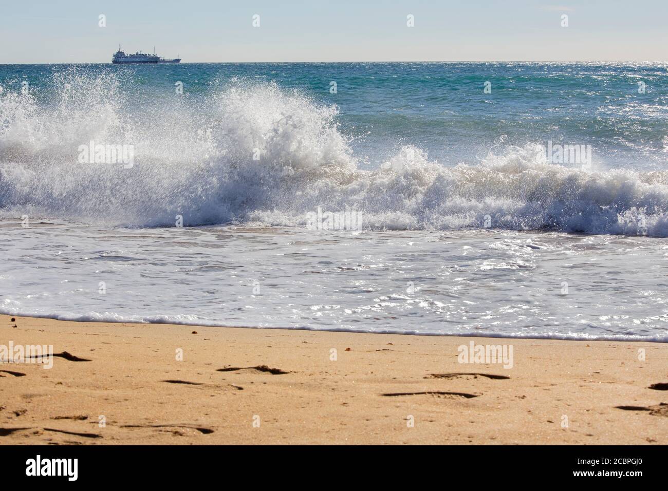 Palma de Mallorca - die große Welle und das Schiff im Hintergrund. Stockfoto