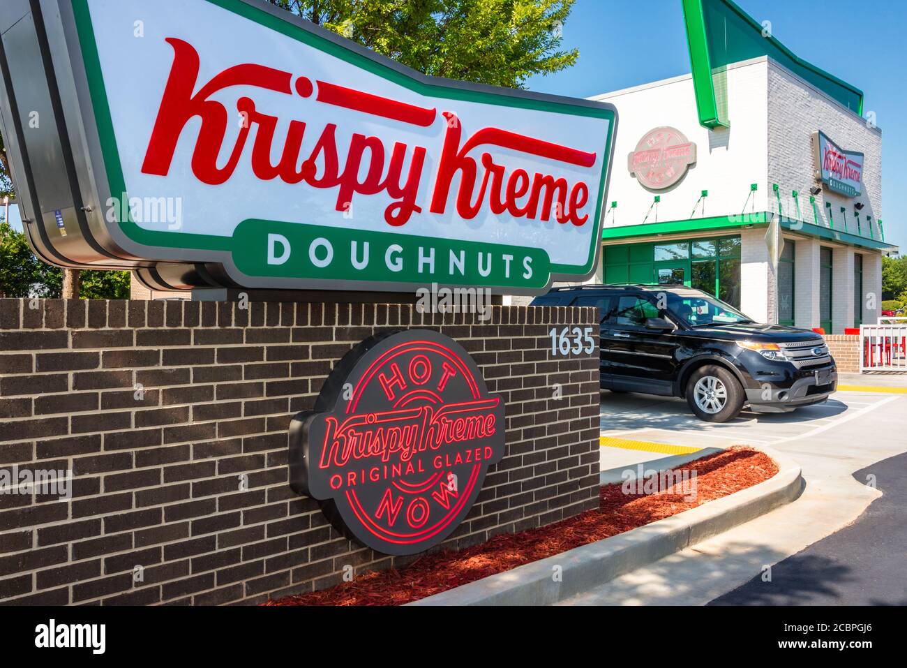 Krispy Kreme Donuts in Snellville, Georgia mit beleuchtetem 'Hot Now'-Schild, das heiße, frische Donuts anzeigt. (USA) Stockfoto