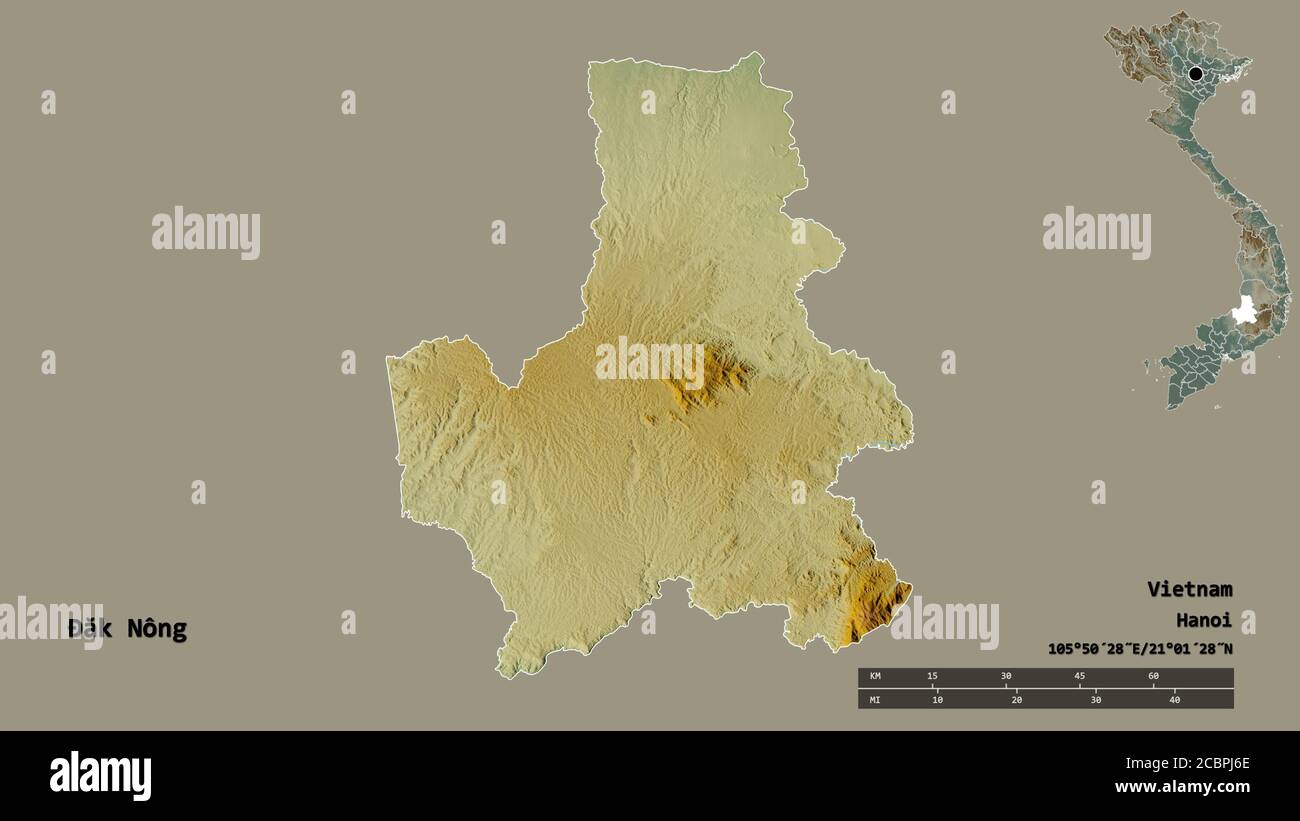 Form von Đăk Nông, Provinz Vietnam, mit seiner Hauptstadt auf festem Hintergrund isoliert. Entfernungsskala, Regionenvorschau und Beschriftungen. Topografisches Relief m Stockfoto