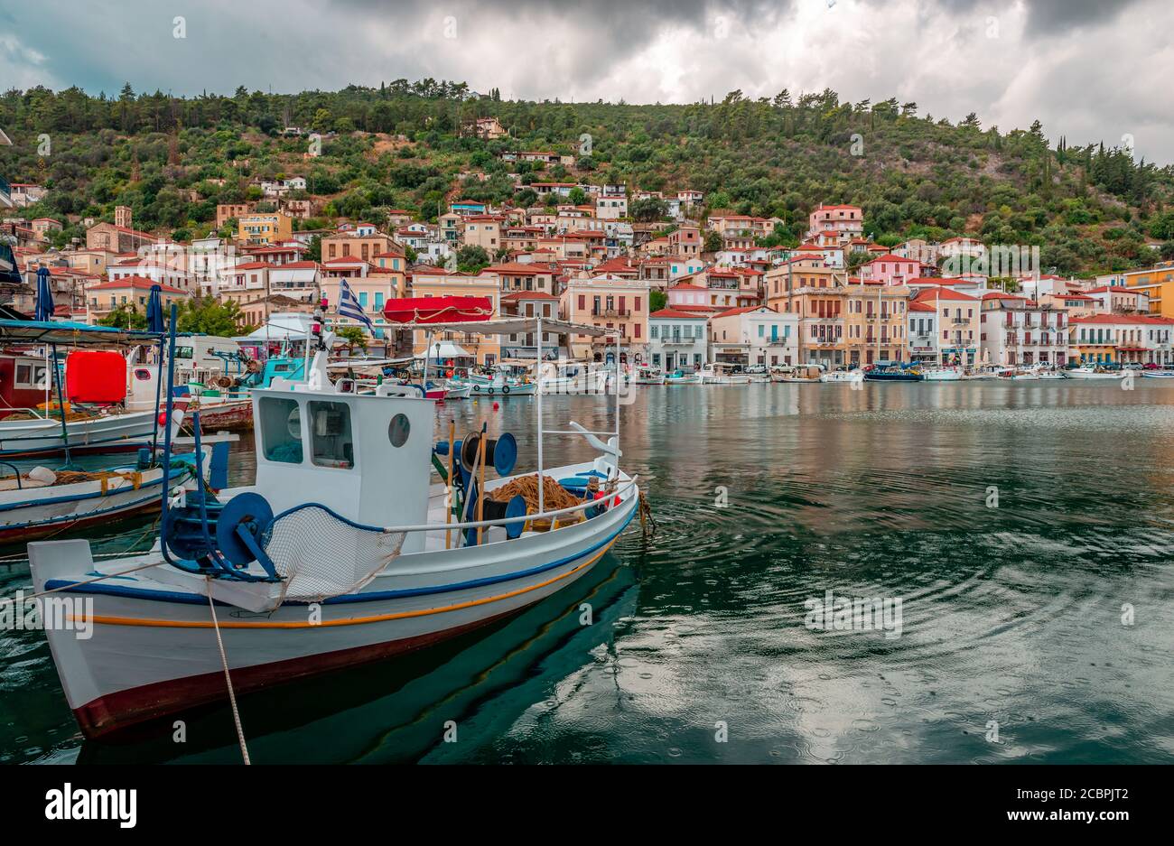 Gytheio / Griechenland - Juli 17 2017: Der Hafen von Gytheio, mit Fischerbooten und Blick auf die Stadt im Hintergrund, an einem regnerischen Tag. Stockfoto