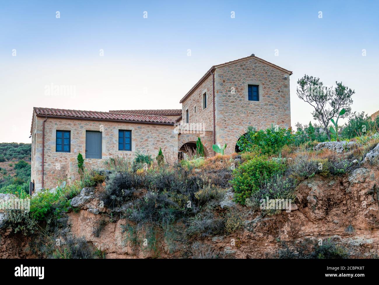 Eine alte traditionelle Villa aus Stein, in Oitylo, Laconian Mani, Peloponnes, Griechenland. Maniot-Architektur. Stockfoto