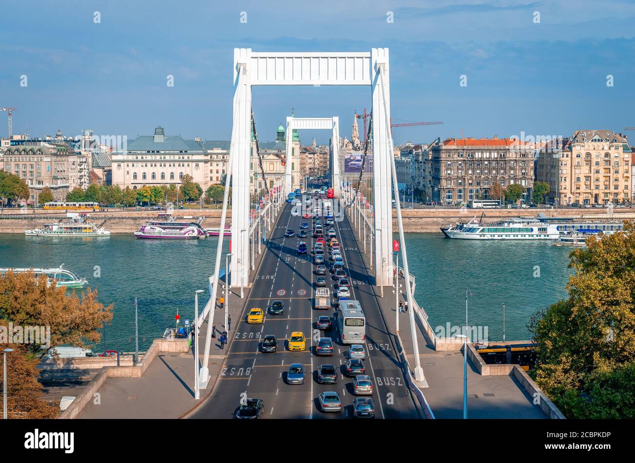 Budapest / Ungarn - 7. Oktober 2018: Blick auf die Elisabethbrücke, die Buda und Pest über die Donau verbindet. Stockfoto