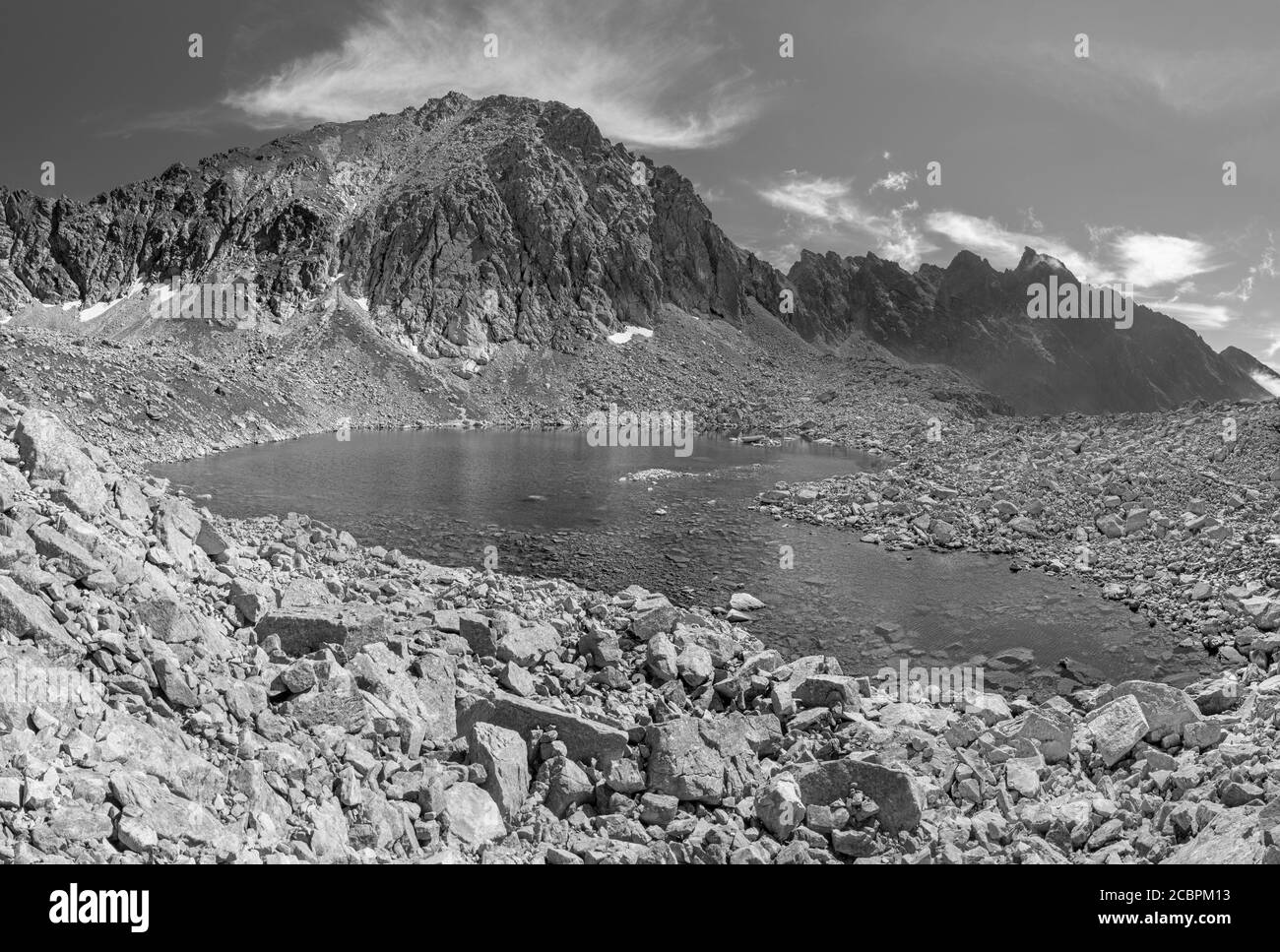 Hohe Tatra - Slowakei - der Blick auf Capie pleso See mit den Gipfeln Strbsky Stit und Satan. Stockfoto