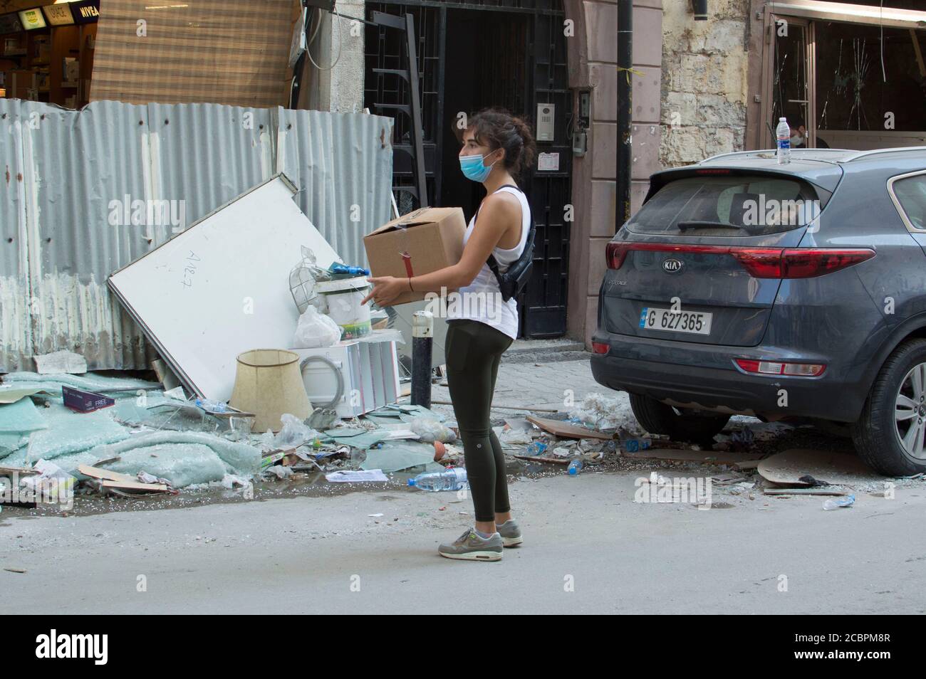 Beirut, Libanon, 6. August 2020. Nach der Explosion in Beirut und libanesische Jugendliche und Freiwillige, die die Trümmer aufsammeln und den Menschen helfen. Der Stockfoto