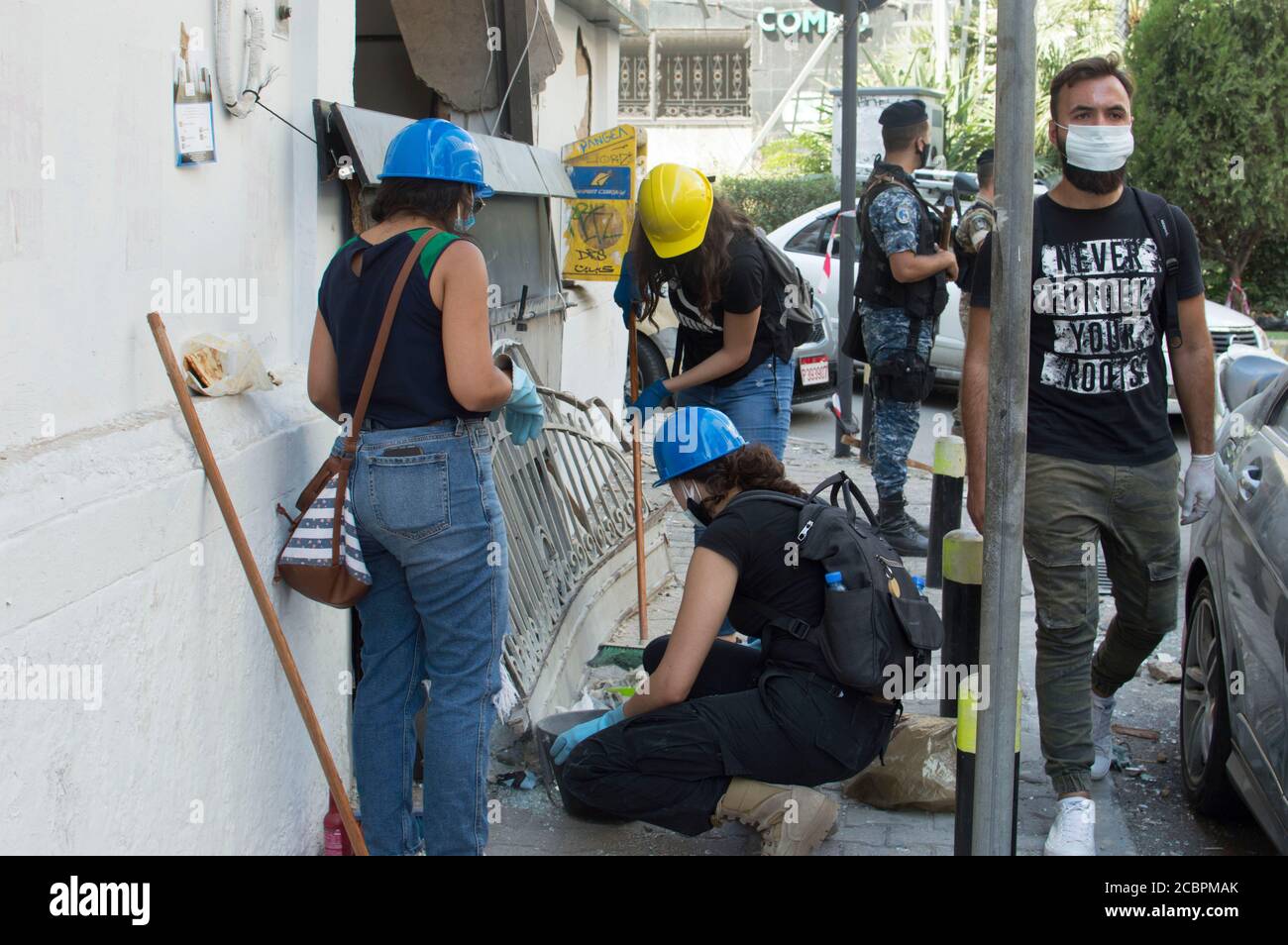 Beirut, Libanon, 6. August 2020. Nach der Explosion in Beirut und libanesische Jugendliche und Freiwillige, die die Trümmer aufsammeln und den Menschen helfen. Der Stockfoto