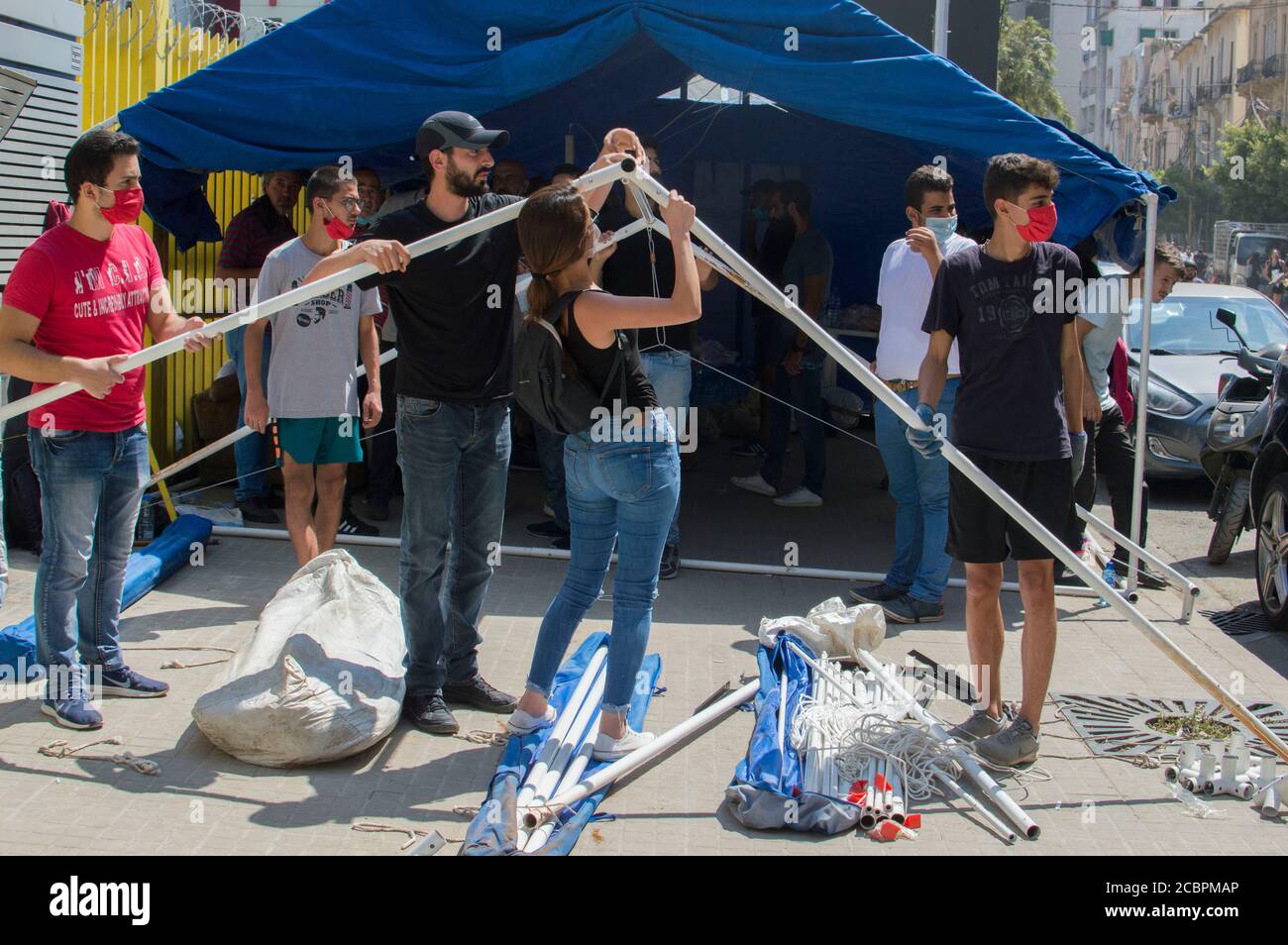 Beirut, Libanon, 6. August 2020. Nach der Explosion in Beirut und libanesische Jugendliche und Freiwillige, die die Trümmer aufsammeln und den Menschen helfen. Der Stockfoto