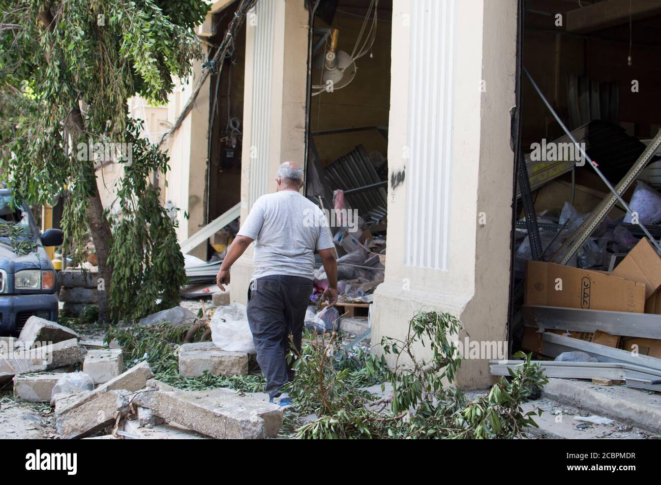 Beirut, Libanon, 6. August 2020. Nach der Explosion in Beirut und libanesische Jugendliche und Freiwillige, die die Trümmer aufsammeln und den Menschen helfen. Der Stockfoto