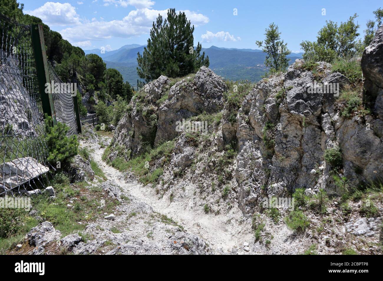 Pesche - Sentiero verso il borgo Stockfoto