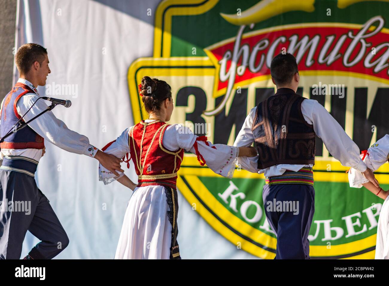 Koceljeva / Serbien - 1. Oktober 2016: Junge Männer und Mädchen tanzen serbischen traditionellen nationalen Volkstanz Kolo Stockfoto