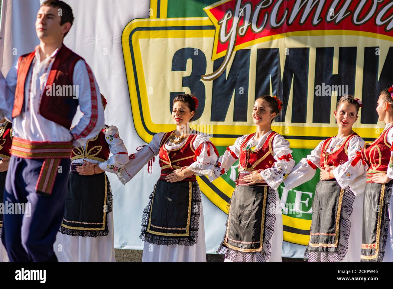 Koceljeva / Serbien - 1. Oktober 2016: Junge Männer und Mädchen tanzen serbischen traditionellen nationalen Volkstanz Kolo Stockfoto