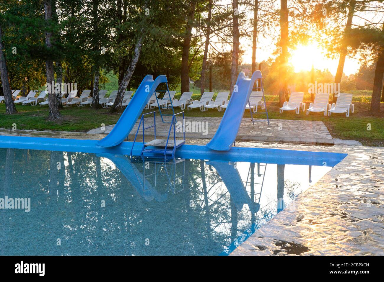 Slider und leerer Swimmingpool im Freien Stockfoto