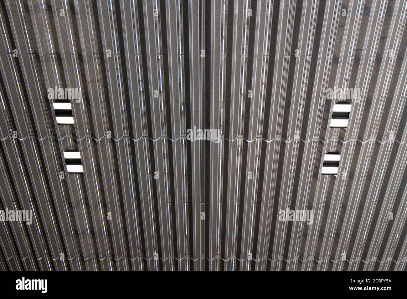 Deckenkonstruktion mit Metallgitterplatten Stockfoto