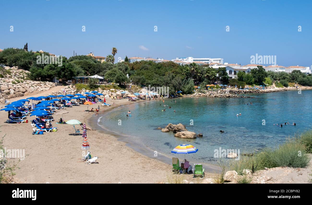 Strand mit türkisfarbenem Wasser und Touristen schwimmen. Sommer Protaras, Zypern Stockfoto