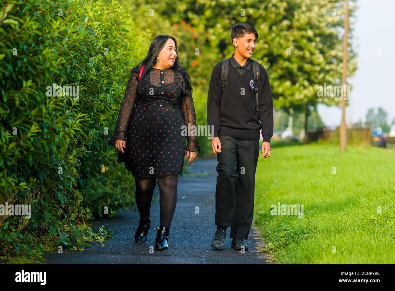 Haroon Chaudry (11) geht mit Mutter Maliha Chaudry zu seinem ersten Tag an der Forrester High School in Edinburgh. Die Schulen werden schließlich wieder geöffnet, da sie wegen des Ausbruchs des Covid-19 geschlossen bleiben mussten. Kredit: Euan Cherry Stockfoto