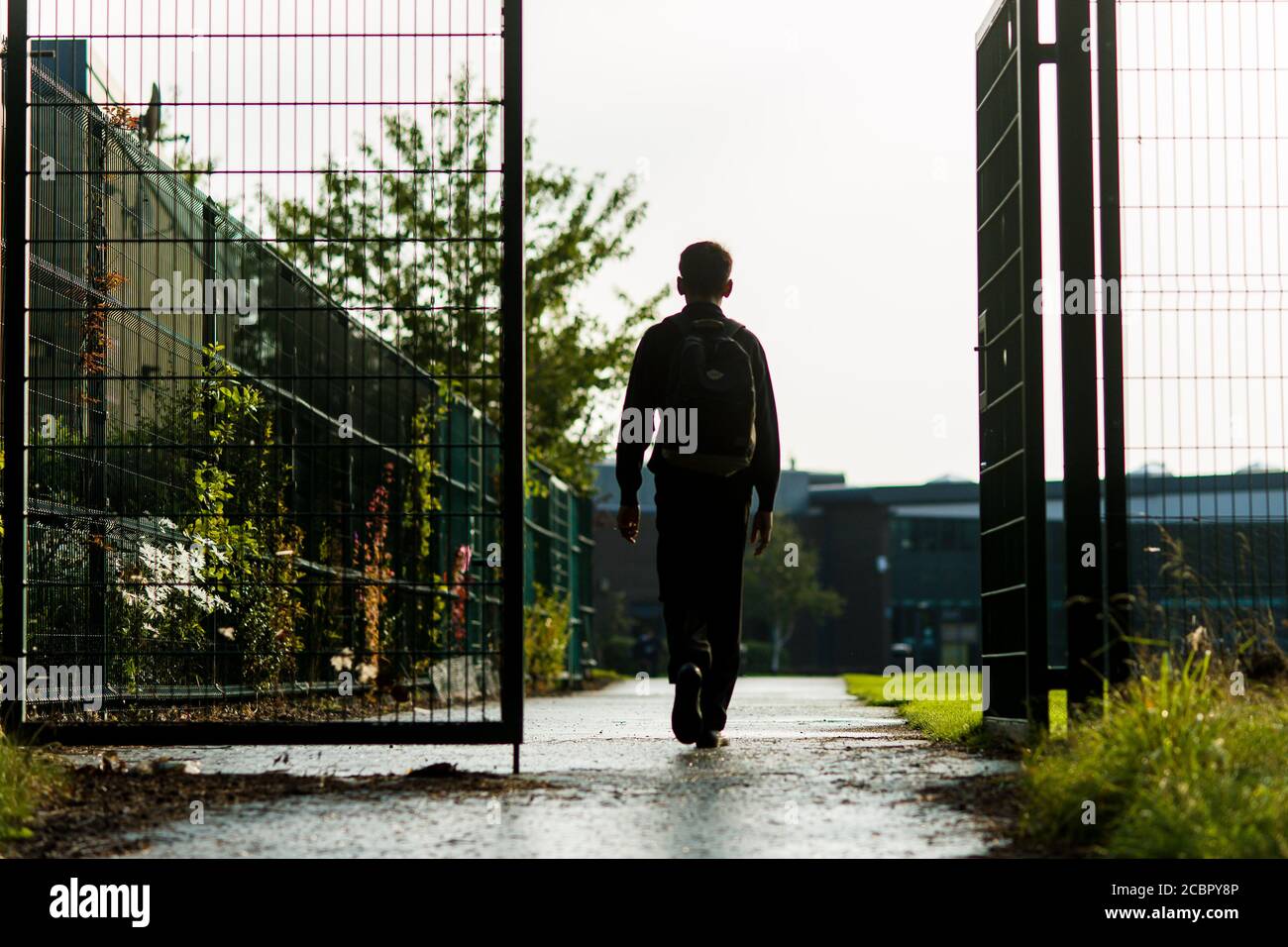 Haroon Chaudry (11) geht mit Mutter Maliha Chaudry zu seinem ersten Tag an der Forrester High School in Edinburgh. Die Schulen werden schließlich wieder geöffnet, da sie wegen des Ausbruchs des Covid-19 geschlossen bleiben mussten. Kredit: Euan Cherry Stockfoto