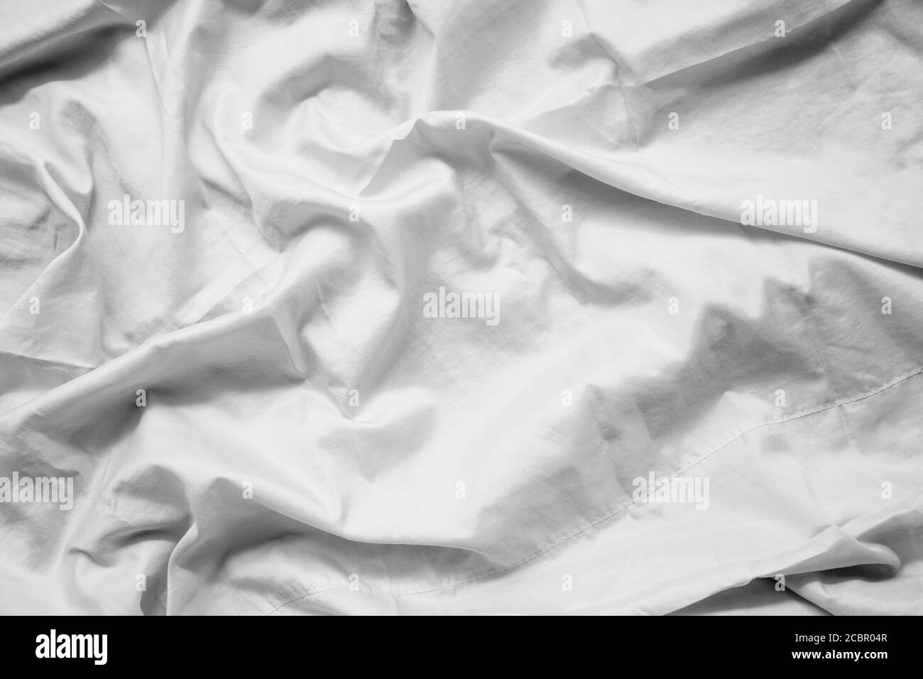 Weiß Stoff abstrakt Hintergrund Konzept. Weiß zerknittert Seide Tuch Welle Textur Satin Material Stockfoto