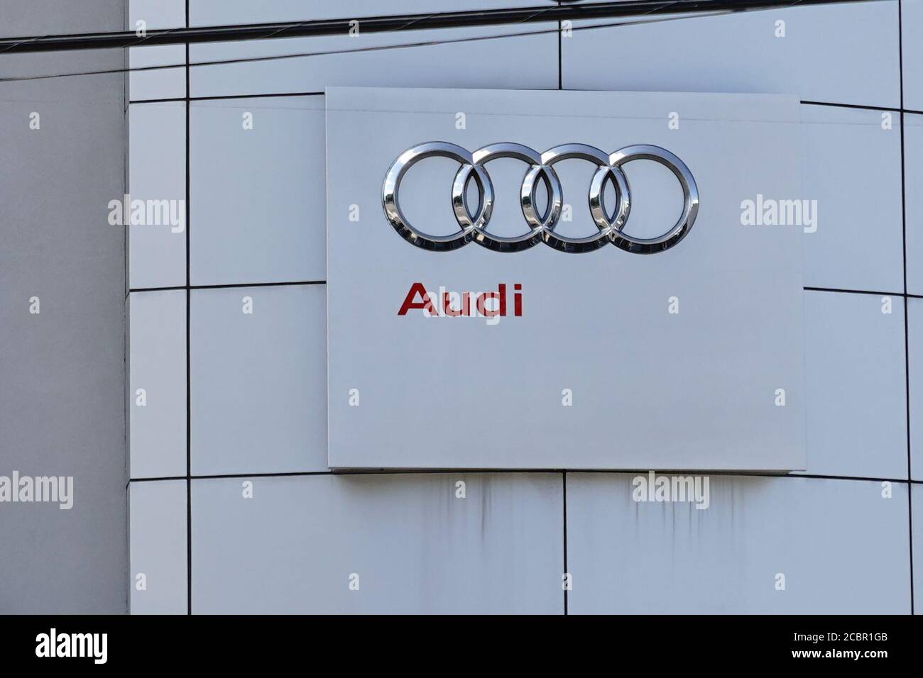 Audi Firmenlogo auf einem der Verkaufsräume des Autohändlers zu sehen. Stockfoto