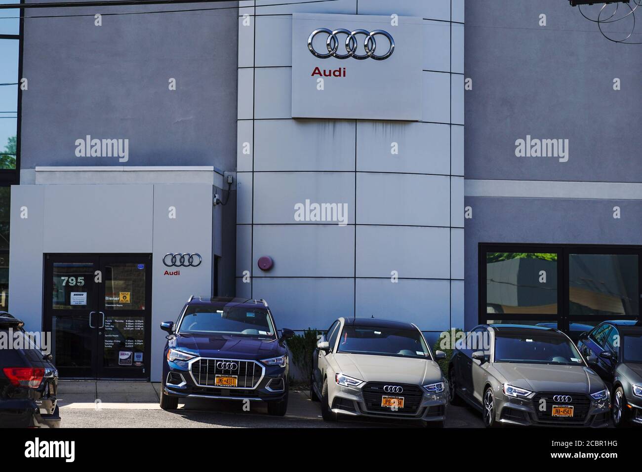 Audi Firmenlogo auf einem der Verkaufsräume des Autohändlers zu sehen. Stockfoto