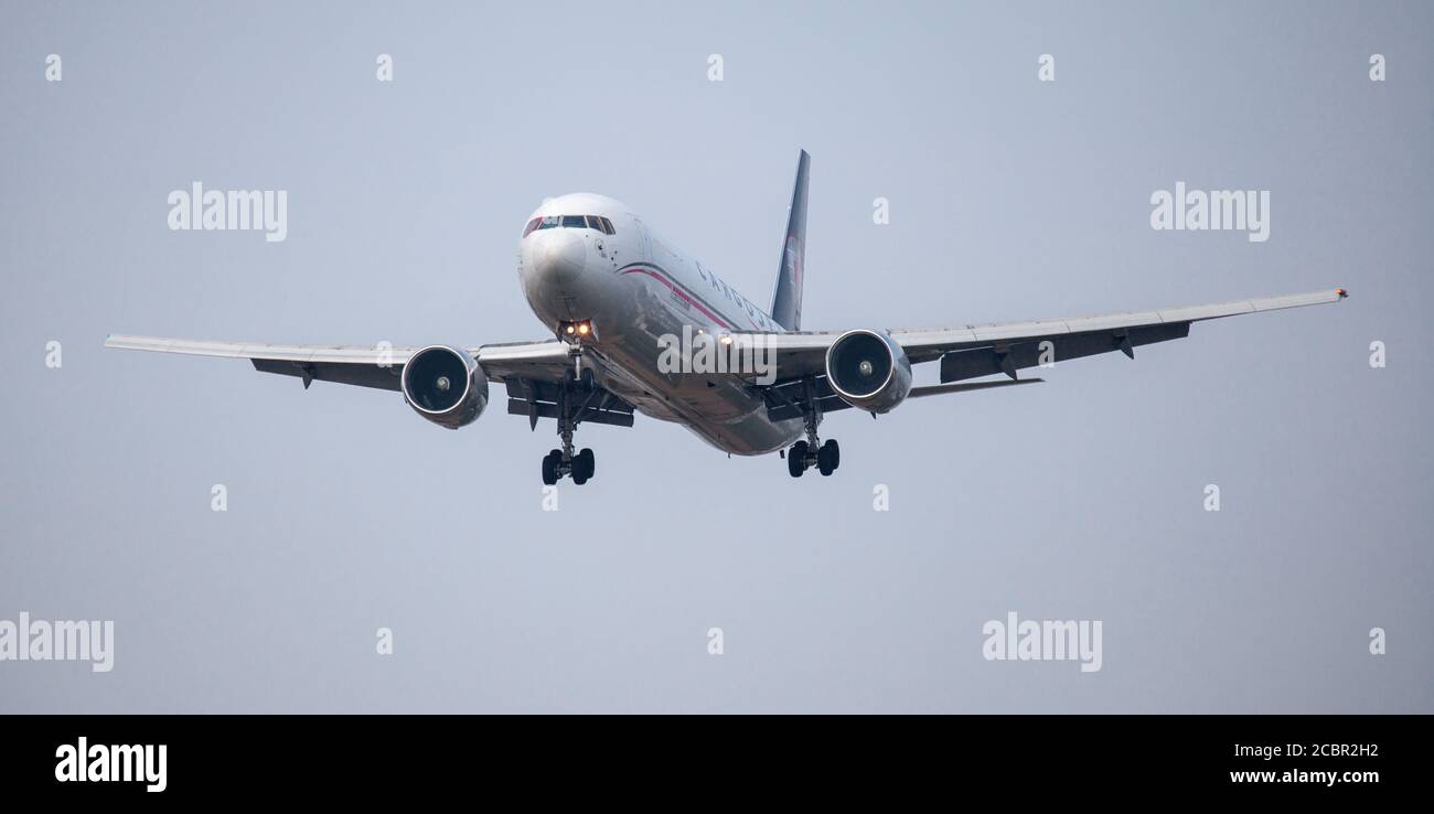 Cargojet Boeing 767 C-FDIJ über die endgültige Annäherung an den Flughafen London-Heathrow LHR Stockfoto