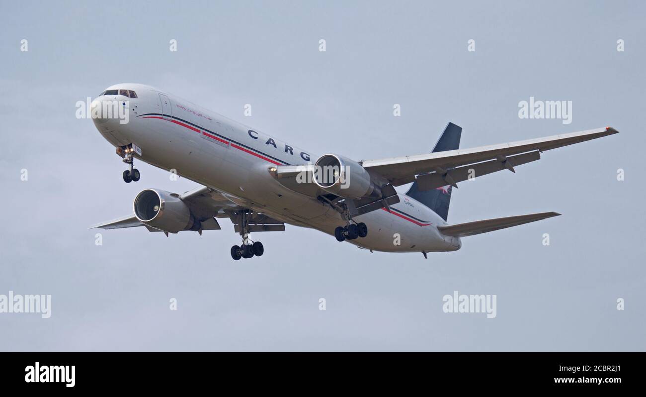 Cargojet Boeing 767 C-FDIJ über die endgültige Annäherung an den Flughafen London-Heathrow LHR Stockfoto