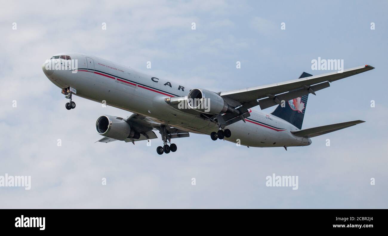 Cargojet Boeing 767 C-FDIJ über die endgültige Annäherung an den Flughafen London-Heathrow LHR Stockfoto