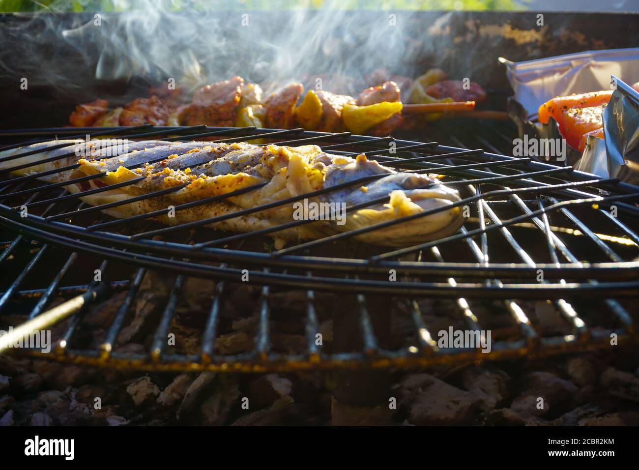 Rauchige grillgerichte auf dem Grill Stockfoto