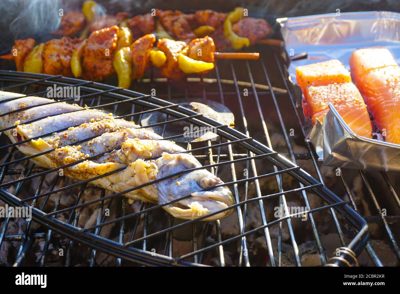 Rauchige grillgerichte auf dem Grill Stockfoto