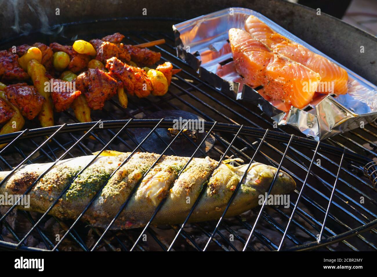 Fisch, Lachs und Hähnchenspieß auf dem Grill Stockfoto