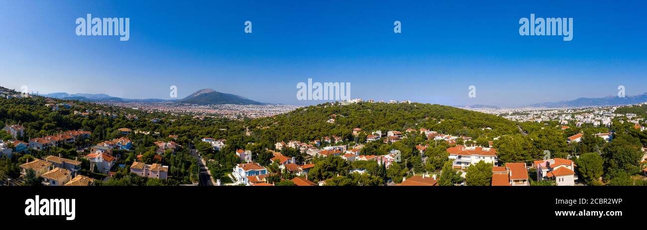 Athen Griechenland Panorama. Athen Stadt von Penteli Berg, sonnigen Sommertag. Luftaufnahme von der Drohne Stockfoto