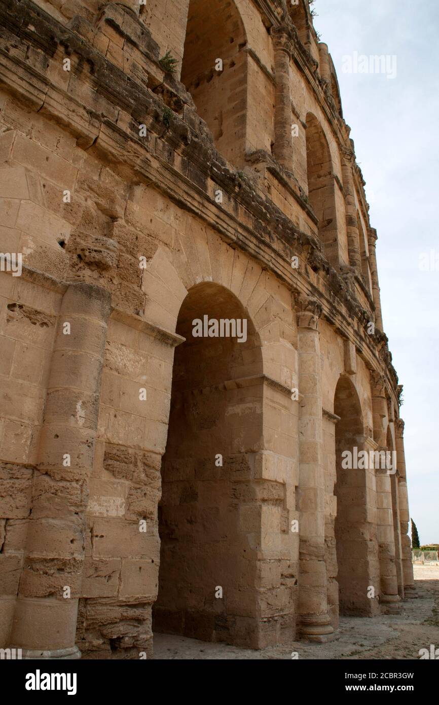 El Djem Tunesien, Blick entlang der geschwungenen Außenseite eines römischen Amphitheaters Stockfoto
