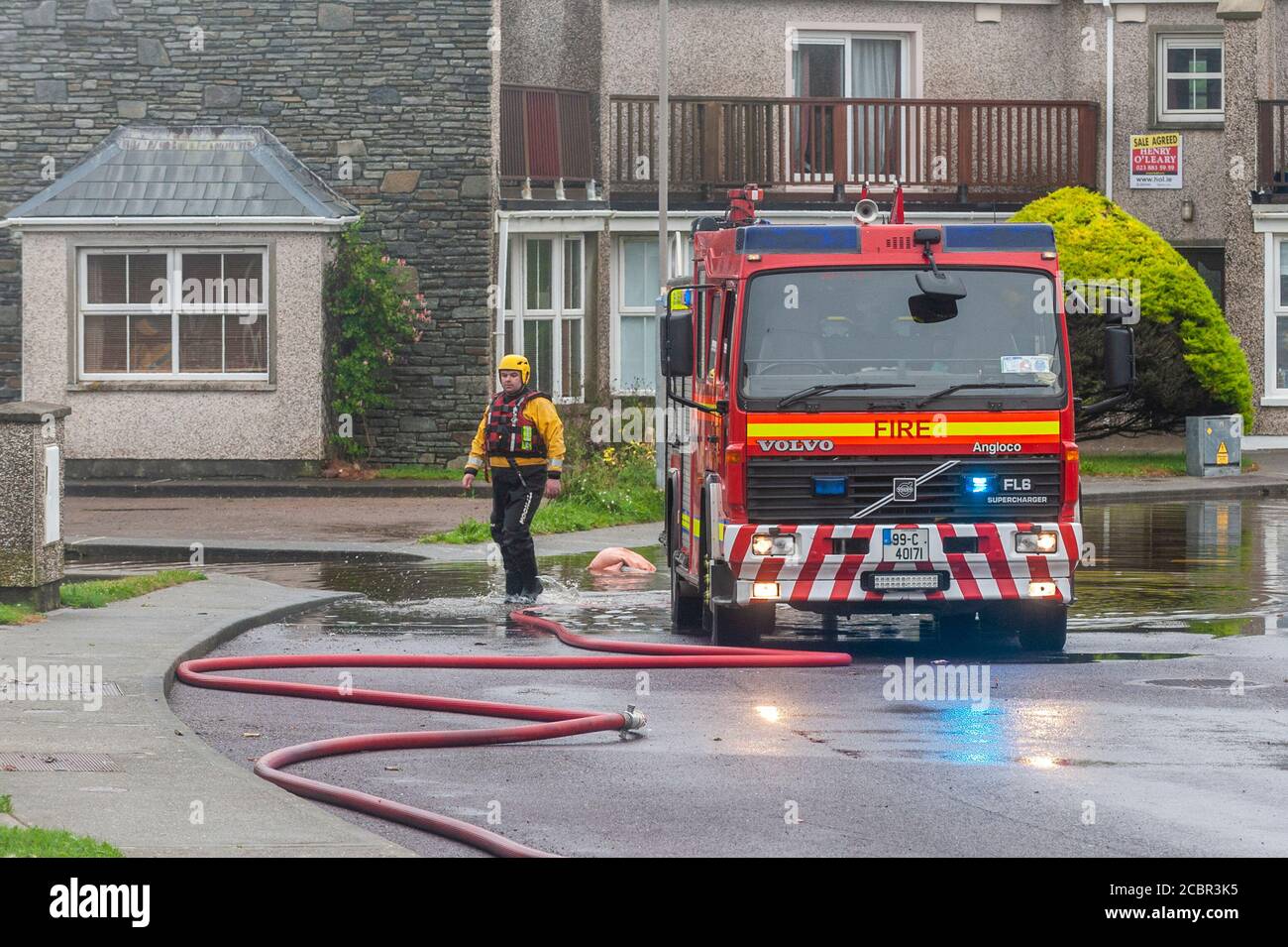 Owenahincha, West Cork, Irland. August 2020. Feuerwehrleute beginnen, ihre Ausrüstung zu packen, nachdem sie die meiste Nacht in den Sandycove Beach Villas verbracht haben, um Hochwasser zu Pumpen, in einem erfolgreichen Versuch, die Häuser zu stoppen, die mit Wasser überlaufen werden. Quelle: AG News/Alamy Live News Stockfoto