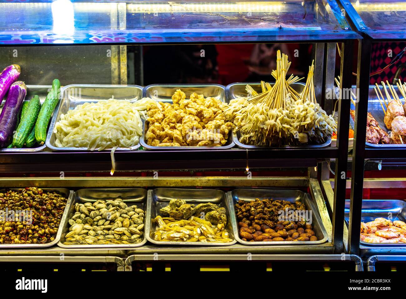 Straßenmarkt Lebensmittelstand in der Altstadt von Luoyang, Luoyang, Provinz Henan, China. Stockfoto