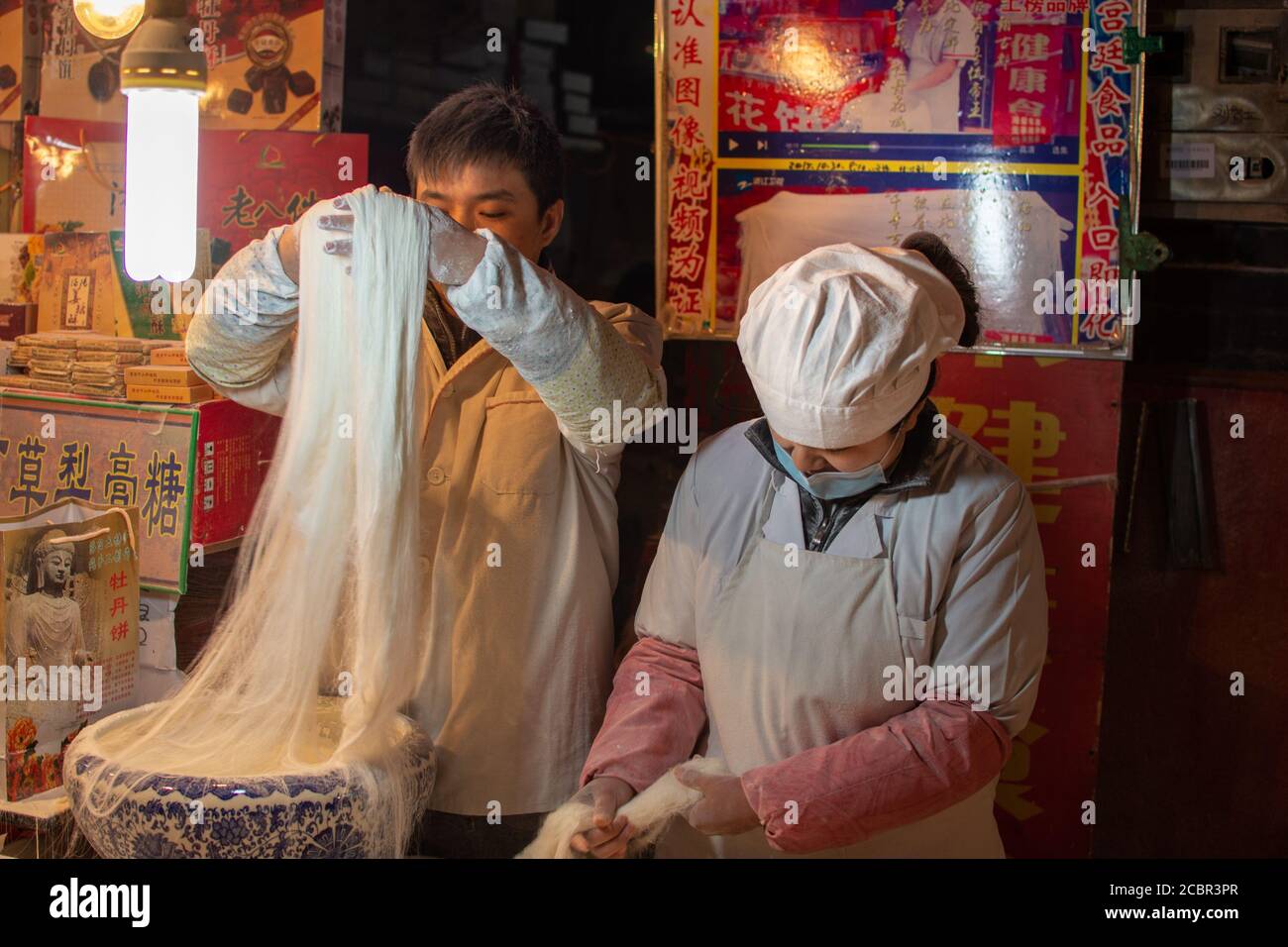 Luoyang, Provinz Henan / China - 3. Januar 2016: Kocht Mehlnudeln in einem Straßenhändler-Restaurant in Luoyang, China Stockfoto