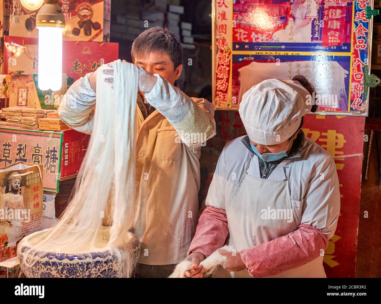 Luoyang, Provinz Henan / China - 3. Januar 2016: Kocht Mehlnudeln in einem Straßenhändler-Restaurant in Luoyang, China Stockfoto