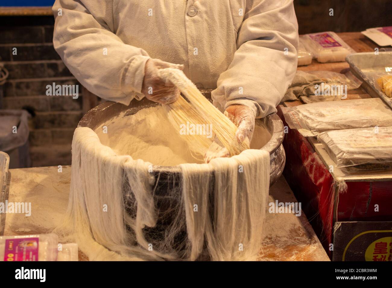 Luoyang, Provinz Henan / China - 3. Januar 2016: Kochen Sie Mehlnudeln in einem Straßenhändler-Restaurant in Luoyang, China Stockfoto
