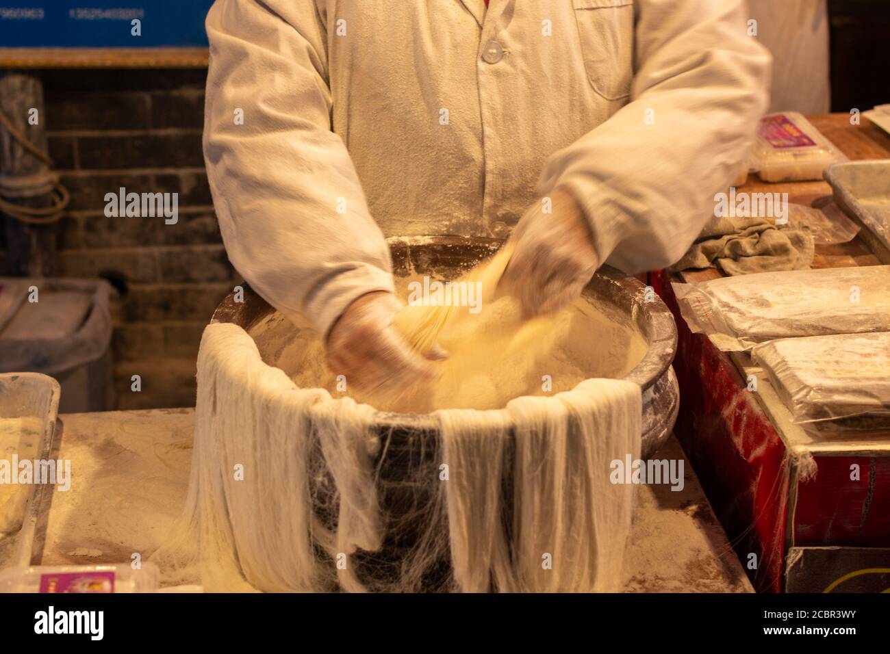 Luoyang, Provinz Henan / China - 3. Januar 2016: Kochen Sie Mehlnudeln in einem Straßenhändler-Restaurant in Luoyang, China Stockfoto