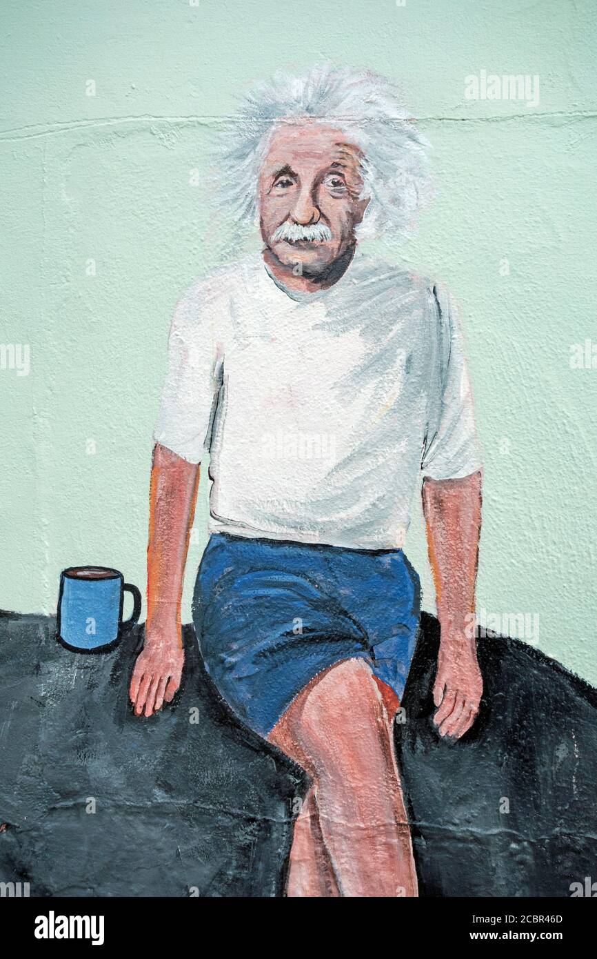 Albert Einstein und Tasse Tee mit Wandkunst am Meer, Sheringham, Norfolk Stockfoto