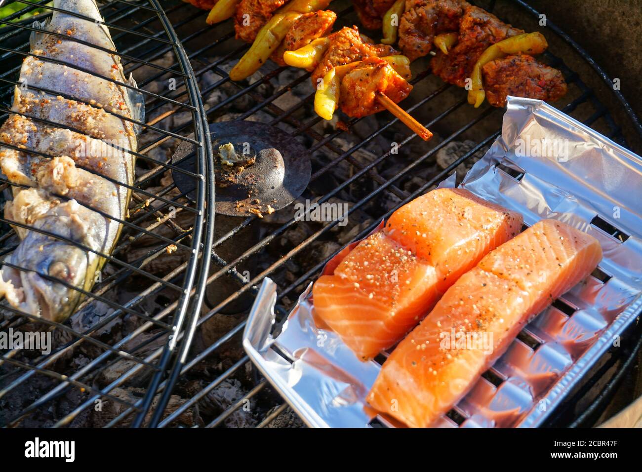 Fisch auf dem grill Stockfoto