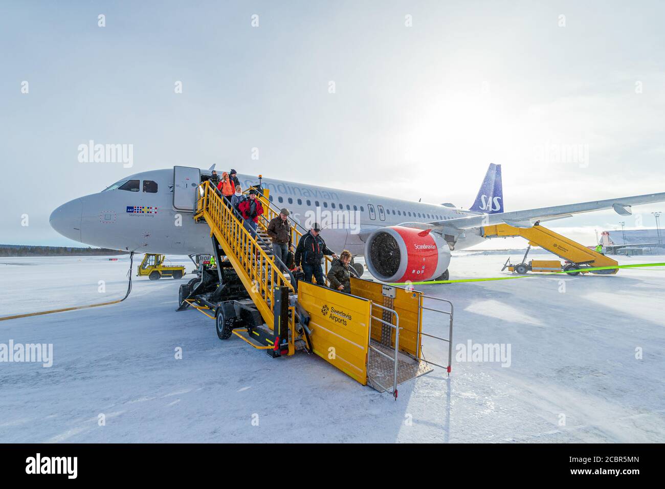Kiruna, Lappland, Schweden - 16. März 2020: Passagiere, die das Flugzeug von SAS abplanen. Stockfoto