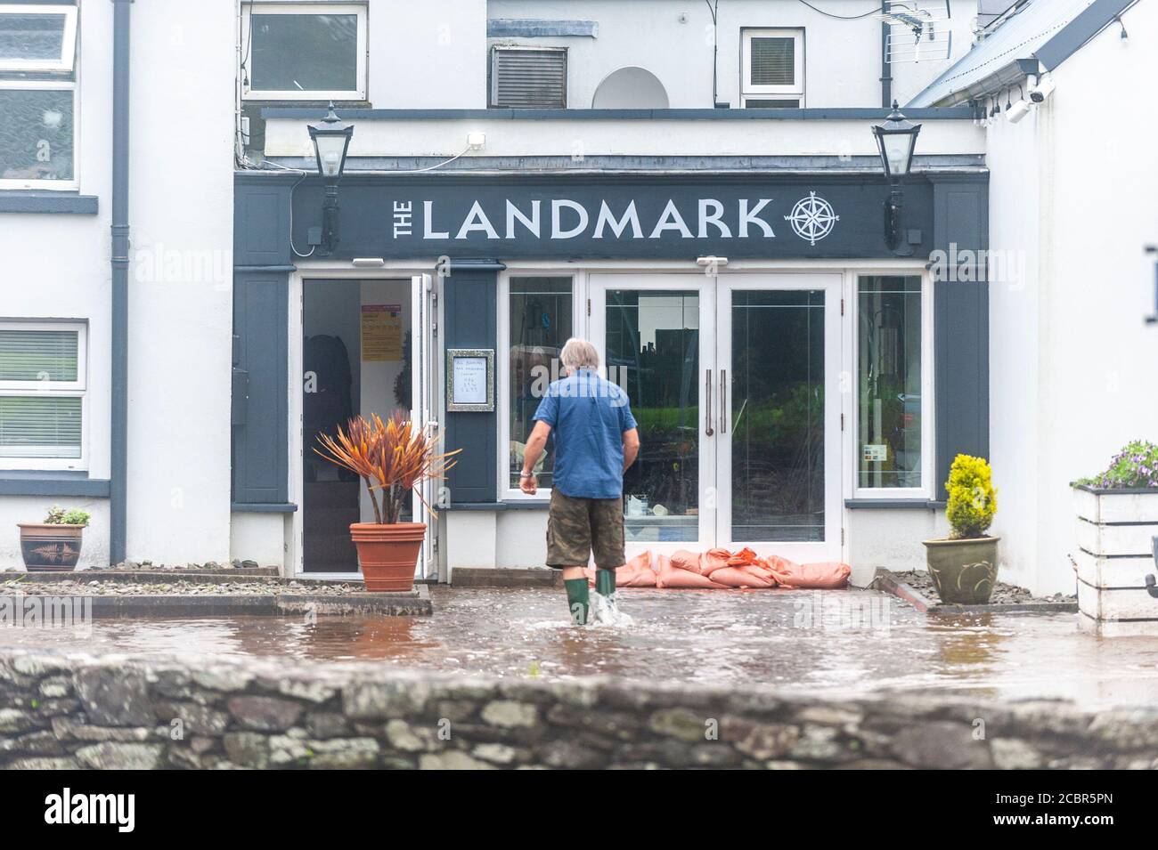 Rosscarberry, West Cork, Irland. August 2020. Die N71-Straße überflutete zum zweiten Mal in drei Tagen über Nacht. Das Landmark Restaurant war sehr stark von Hochwasser getroffen, das die Türen durchschlug. Quelle: AG News/Alamy Live News Stockfoto