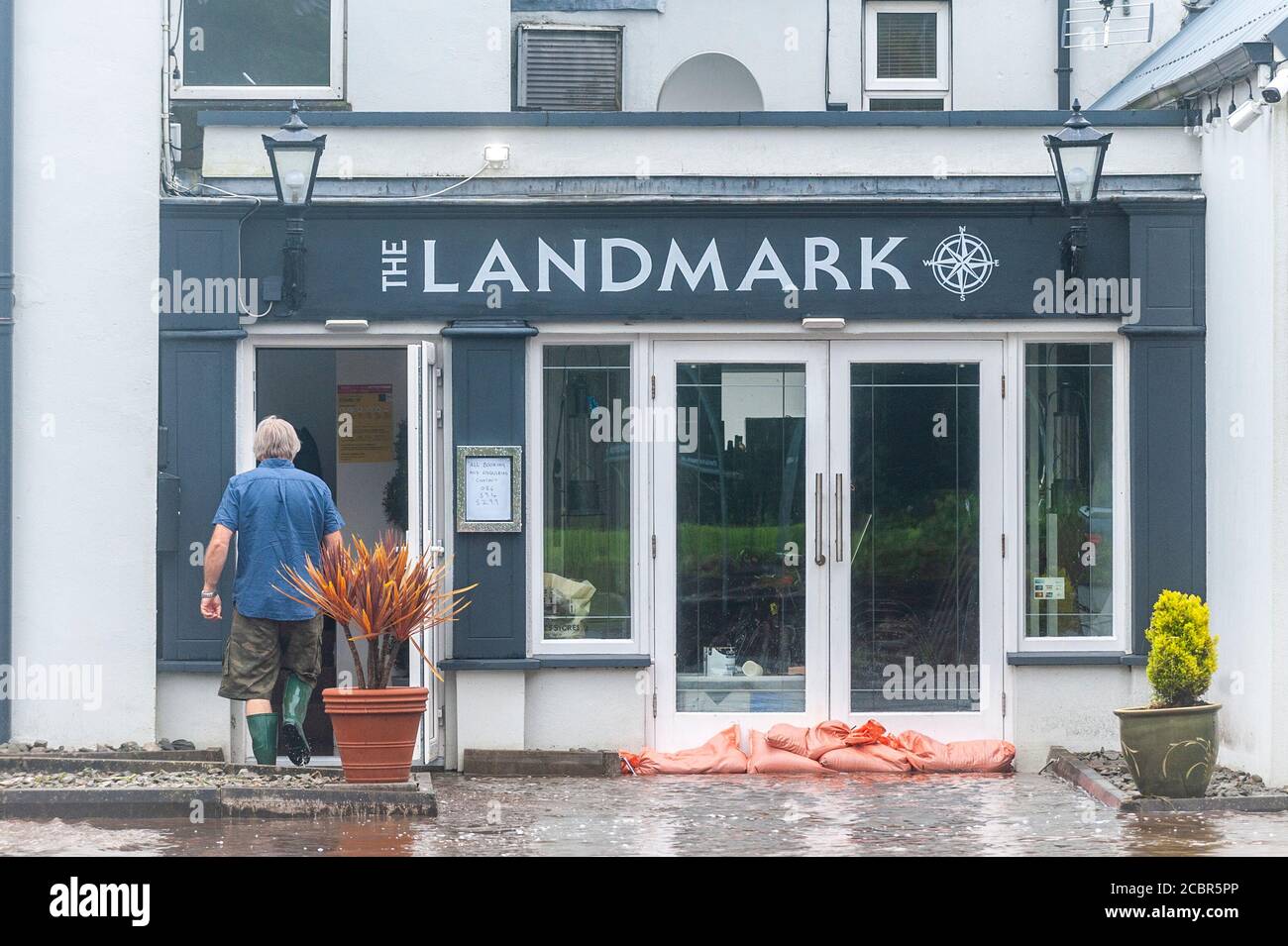 Rosscarberry, West Cork, Irland. August 2020. Die N71-Straße überflutete zum zweiten Mal in drei Tagen über Nacht. Das Landmark Restaurant war sehr stark von Hochwasser getroffen, das die Türen durchschlug. Quelle: AG News/Alamy Live News Stockfoto