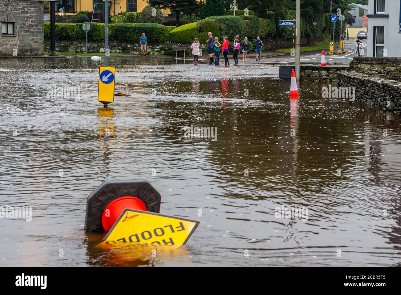 Rosscarberry, West Cork, Irland. August 2020. Die N71-Straße überflutete zum zweiten Mal in drei Tagen über Nacht. Das Landmark Restaurant war sehr stark von Hochwasser getroffen, das die Türen durchschlug. Viele Menschen kamen, um die Flut zu betrachten. Quelle: AG News/Alamy Live News Stockfoto
