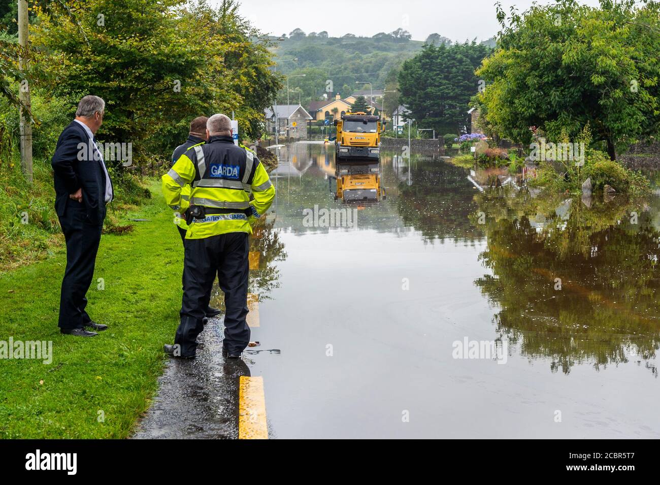 Rosscarberry, West Cork, Irland. August 2020. Die N71-Straße überflutete zum zweiten Mal in drei Tagen über Nacht. Das Landmark Restaurant war sehr stark von Hochwasser getroffen, das die Türen durchschlug. Der Gardai überprüft den Zustand der Straße. Quelle: AG News/Alamy Live News Stockfoto